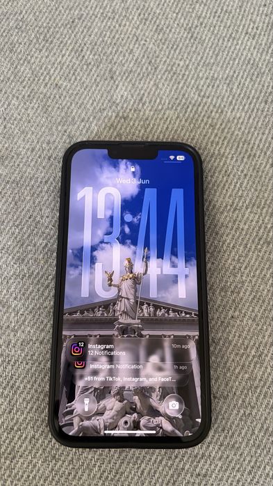 Iphone 13 pro + кейс. 83 %