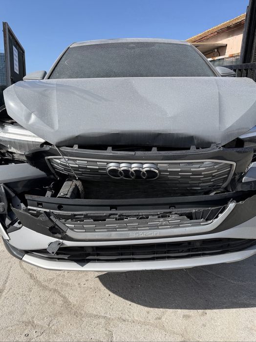 На части Audi Q4 35 e-tron 2024г Sline sportback 55kwh 170 конски сили sport auto супер запазена кола кожен салон отлични джанти и гуми.