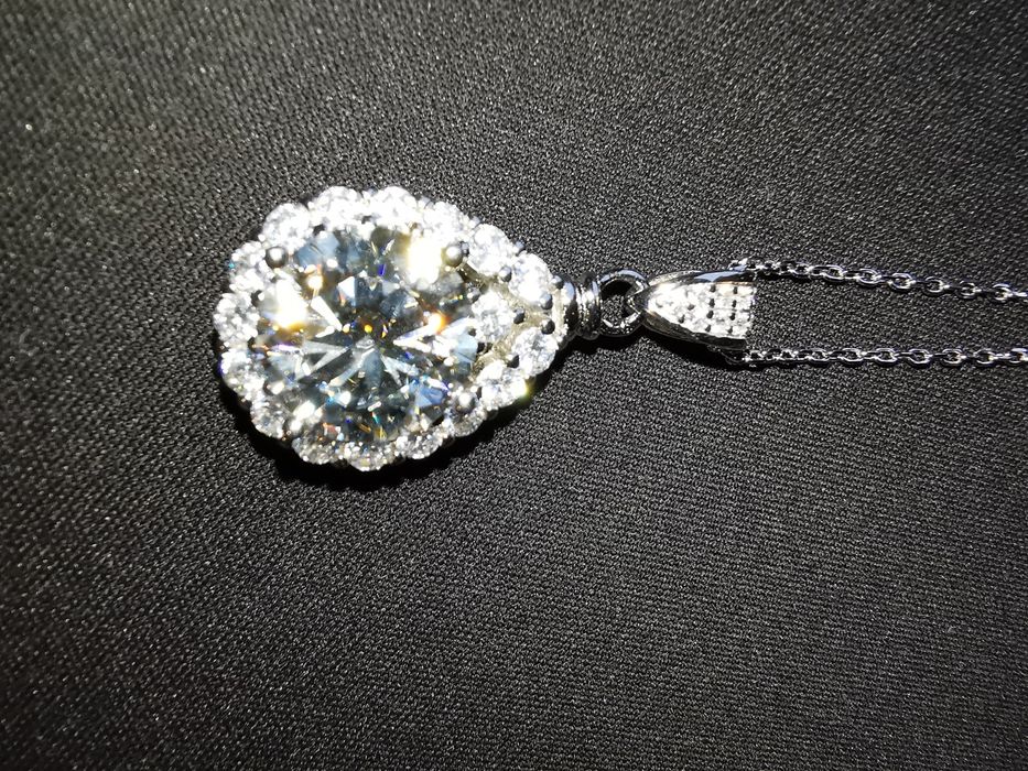 Сребърнo Колие 925 с Централен камък Мойсанит - 5 Карата и Циркони