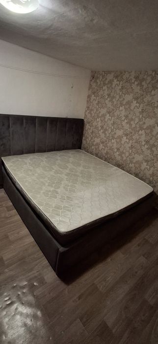 Двухспальняя кровать .