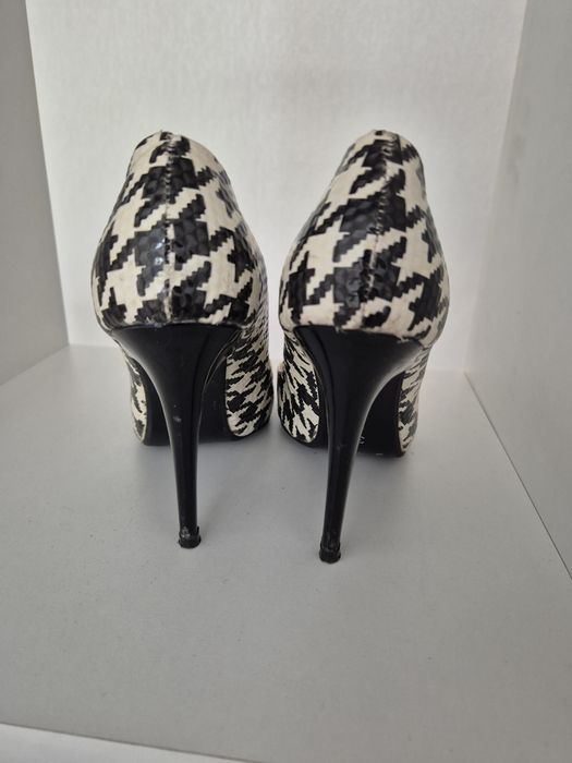 Елегантни обувки на ток