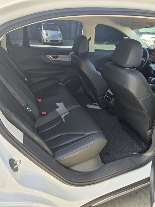 Срочно продаётся HONGQI mq5