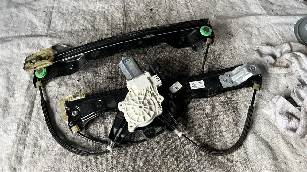 Ford Focus 4 предно ляво стъкло