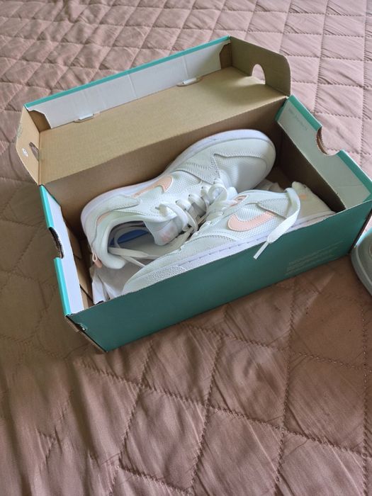 Маратонки.  NIKE . 37.5  и 39 номер