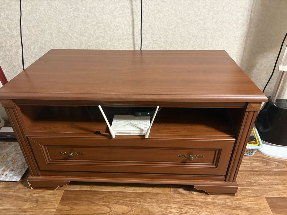 Продам стол, шкаф, кровать, прихожую, туба под телевизор