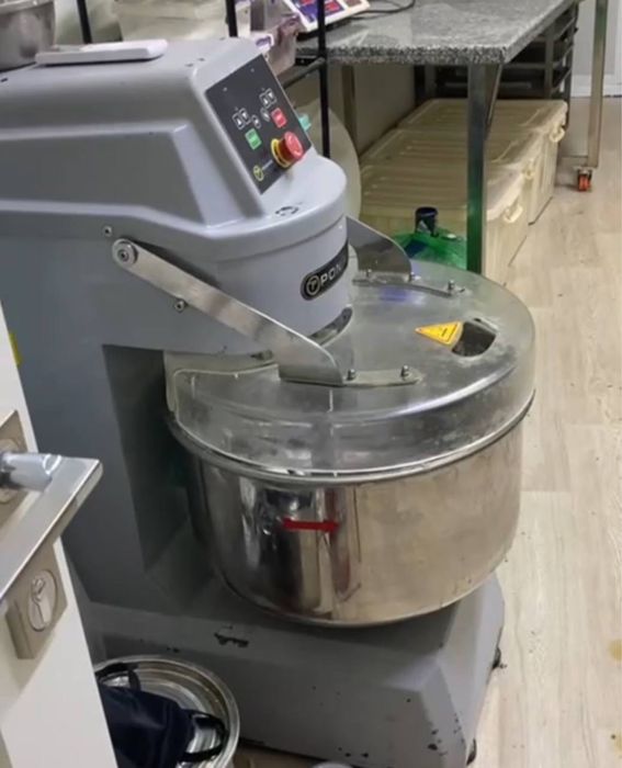 Цехдан печка, хамир қорадиган ва бошқа нарсалари срочно сотилади!