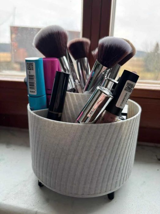 Suport rotativ pentru pensule și produse cosmetice