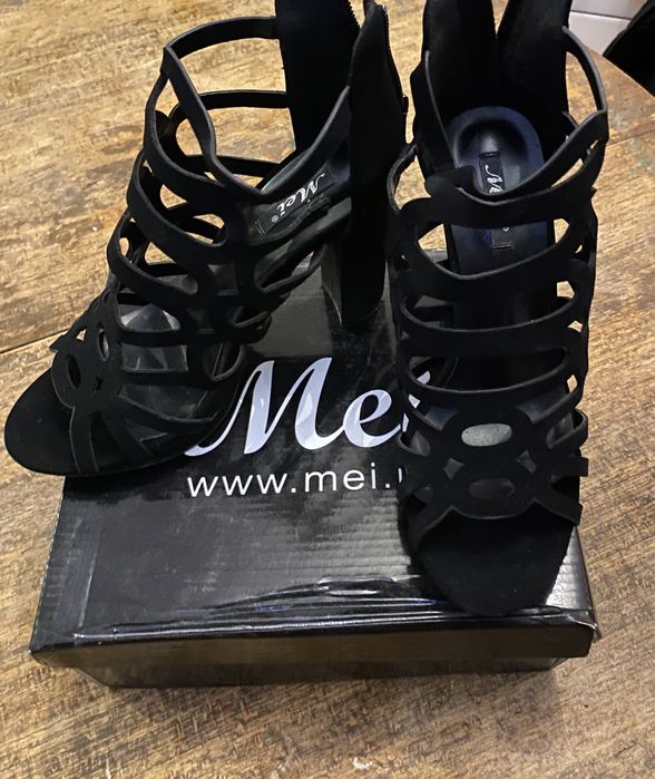 Обувки на висок ток