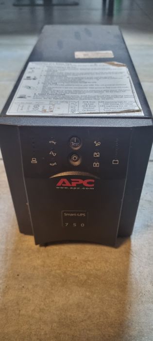APC Smart-UPS 750 – ca nou, puțin folosit