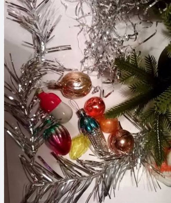 Ёлка б/у . герлянды , звезда