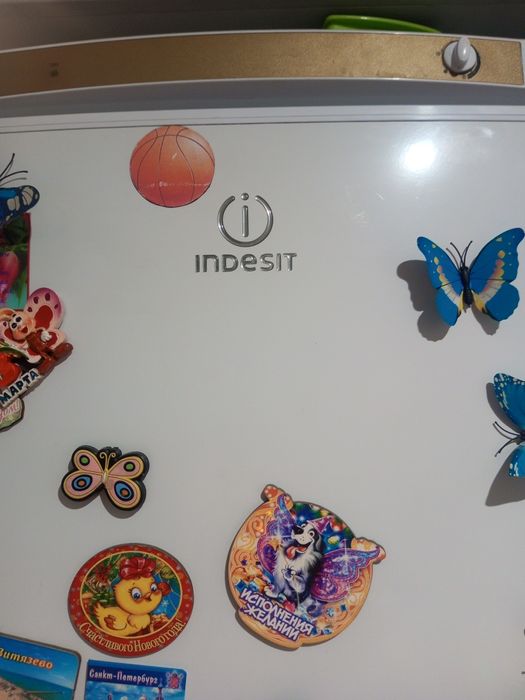 Холодильник Индезит.