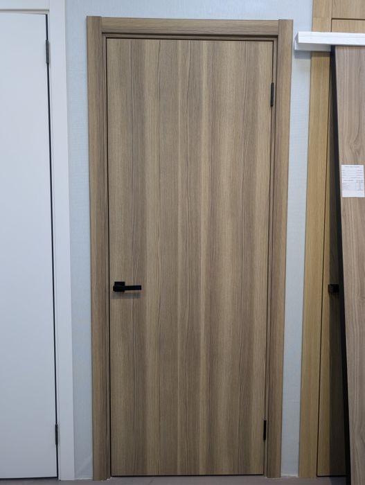 Продам межкомнатные двери с витрины