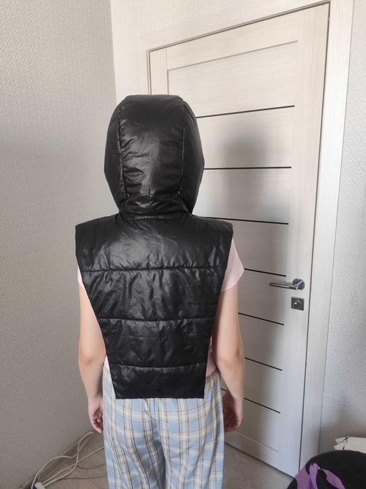 Капор (Капюшон съемный, непромокаемый).