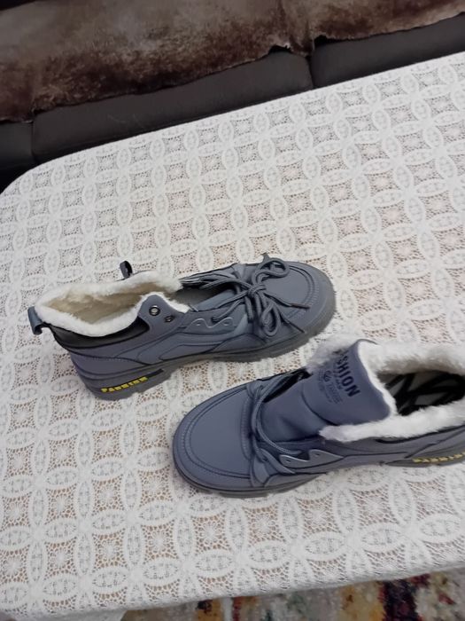 Топли, нови мъжки зимни боти