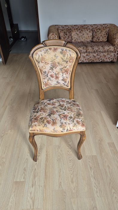 Масивна маса със столове