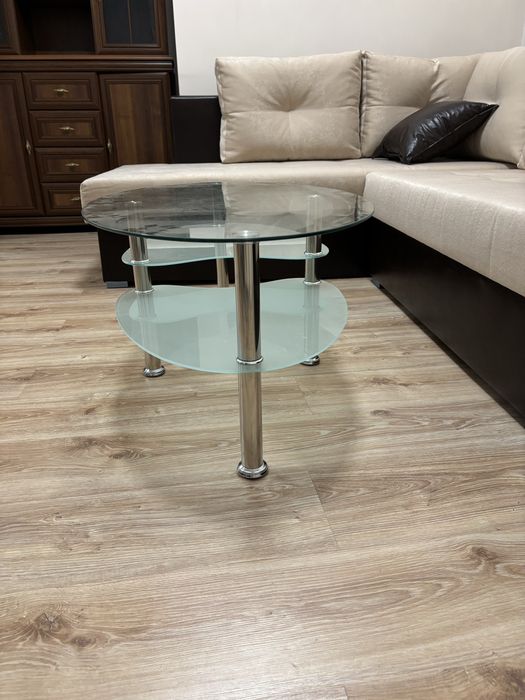 Интериорна стъклена маса