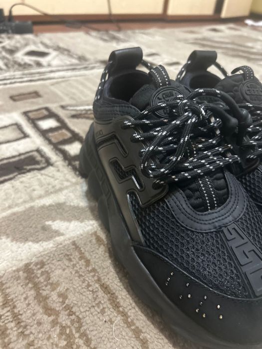 Adidasi Versce chain reaction