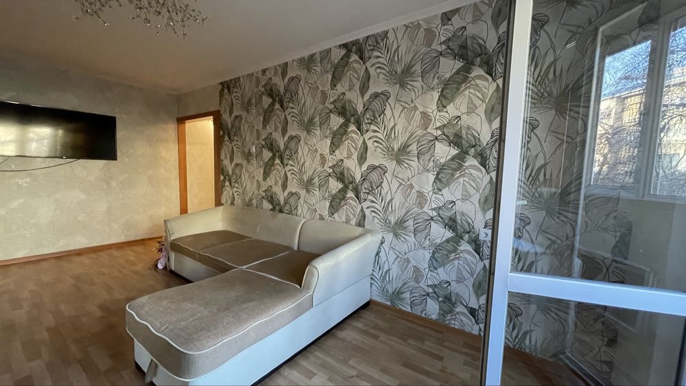 Бежевый Диван бу из плотной ткани рожка