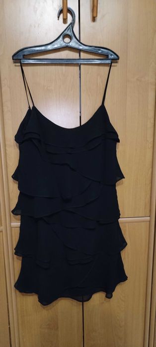 Чёрное мини платье с рюшами