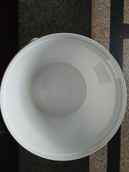 Кофа с капак. Пластмасова.