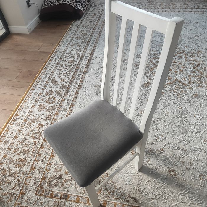 Продаются стулья белого цвета