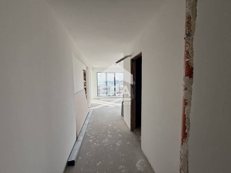 Тристаен, преустроен в двустаен апартамент за продажба, с нескриваема