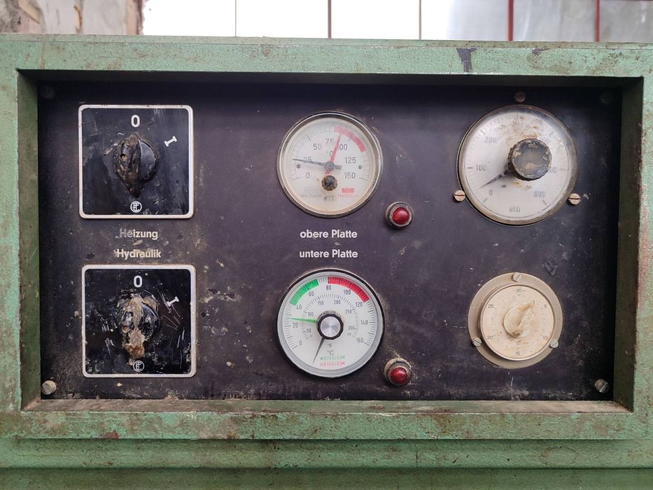 топла преса за врати  и фурнир затопляне с електрически нагреватели