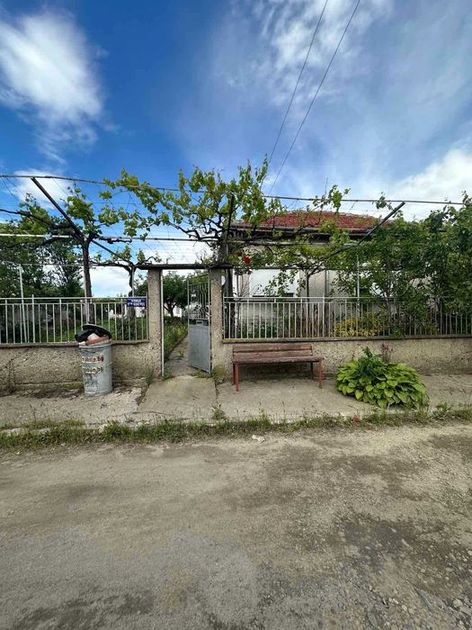 Дава се под наем Къща в с. Овощник, Област Стара Загора - 90 кв.м за 86190 € - Снимка #1