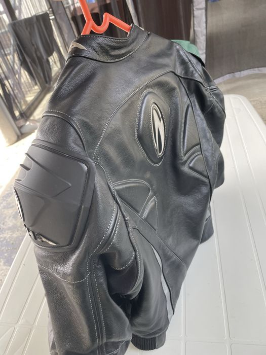 Se vinde costum piele motociclist marimea 52