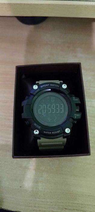 чисто нов часовник