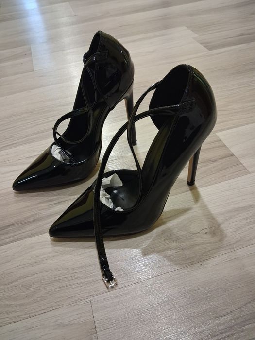 НОВИ черни лачени токчета