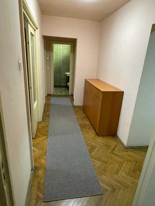 Inchiriez apartament 3 camere, decomandat, ultracentral, etaj 3/10 Bd. Magheru Oradea