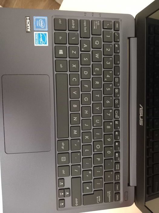 Laptop Asus E203N, 64 GB utilizat de cateva ori, practic este ca si nou.