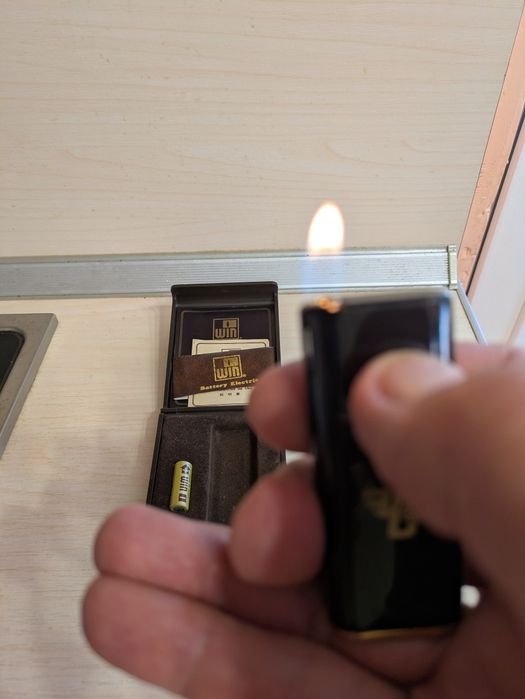 Продавам запазена винтидж запалка