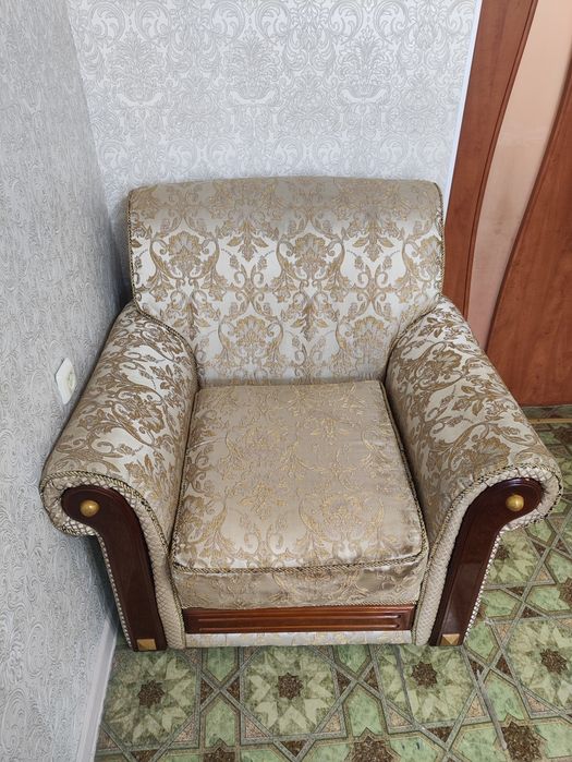 Продам дивани и кресло