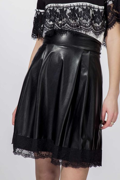 Кожена и тюлена поли в черно