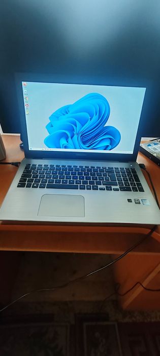 Vand Laptop i5 8th Gen, 8gb ram ddr4, Windows 11 Pro instalat, SSD: 256 gb