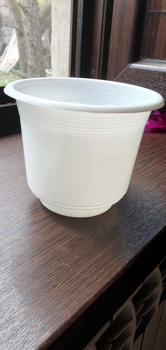 Продам горшки белые для цветов