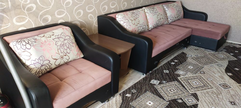Диван угловой и кресло.