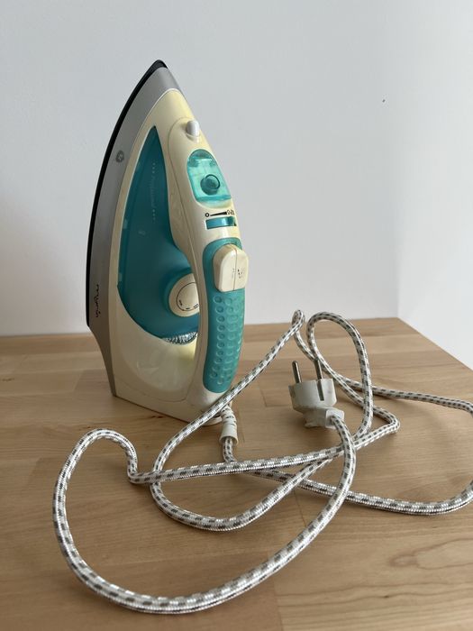 Fier de calcat cu aburi Myria cu talpa ceramica intacta