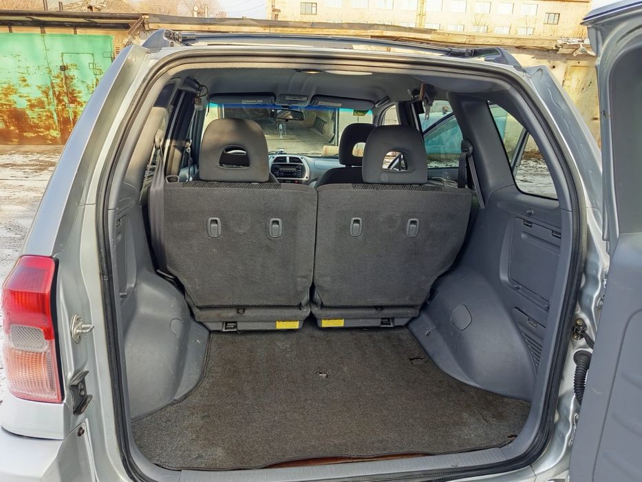 Продаю машину Toyota Rav4