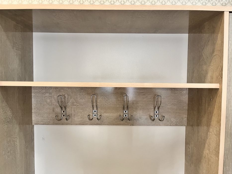 Шкаф с полками, вешелками.