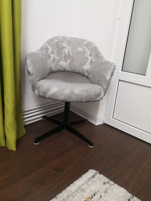 Vind 2 fotoli, culoare gri.