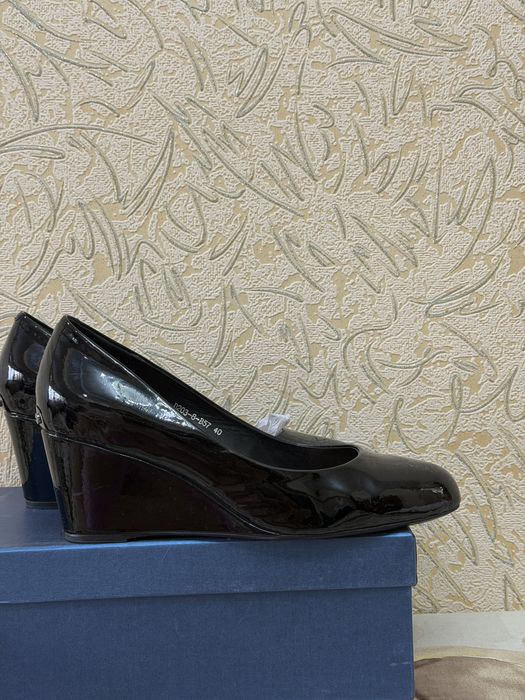 Черные туфли танкетки