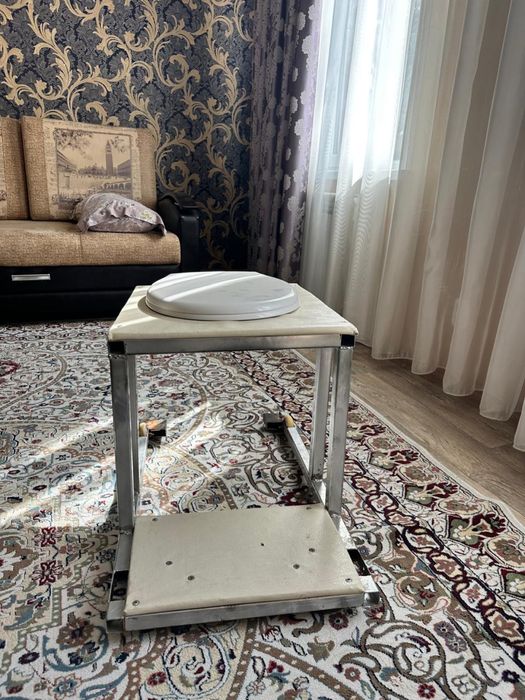 Коляска для перевозки инвалидов на унитаз