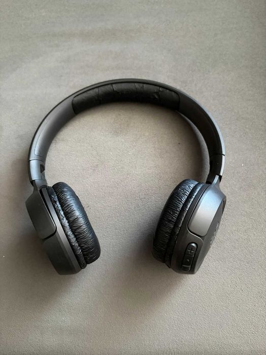 Vând căști JBL Tune 500BT, funcționează perfect.