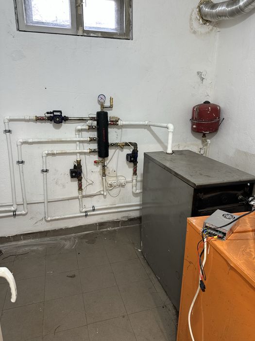 Proprietar Inchiriez hala zona Miorita