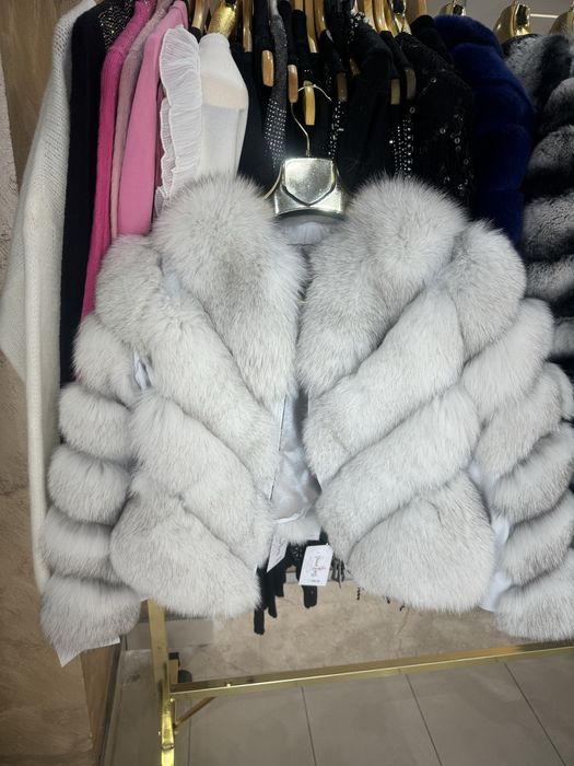 Vand haina din blana de vulpe naturala model in V la 1500 lei