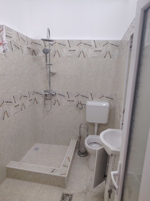 Eroii Revoluției  casă 6 camere accept și străini 850 euro ușor discutabil