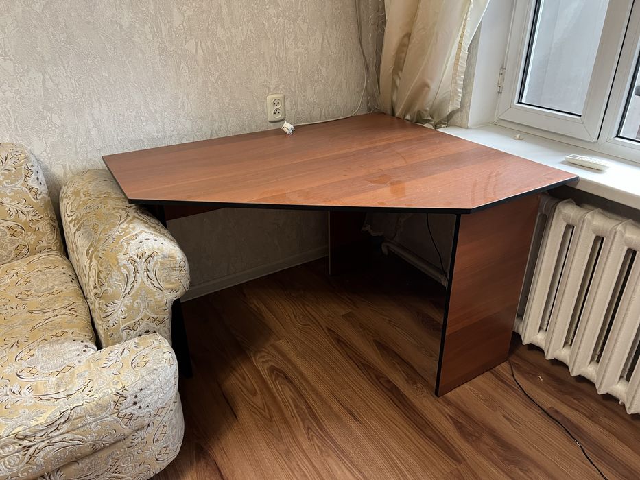 Продам компьютерный стол